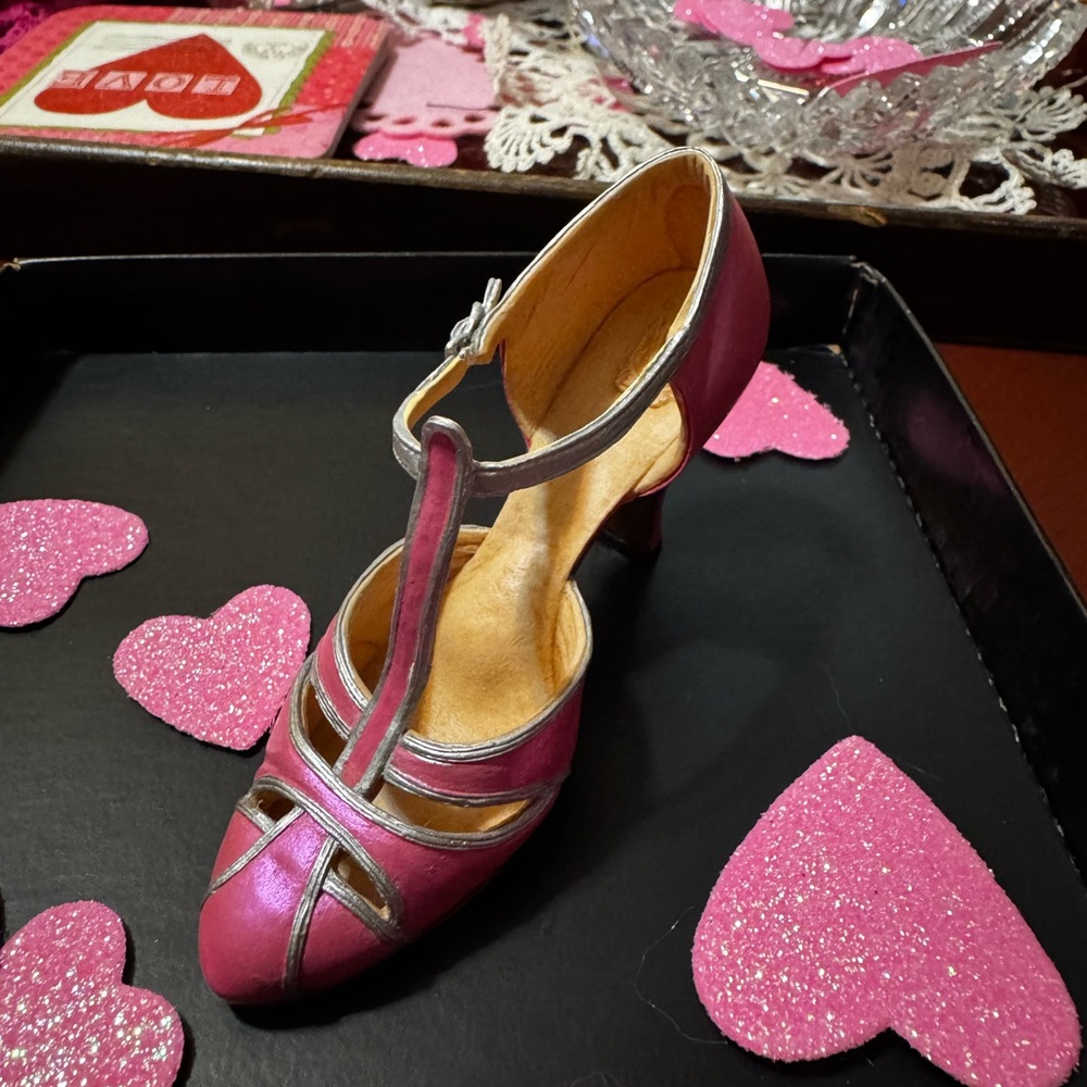 VINTAGE 1999 COLLECTABLE ADORABLE SHOE JUST THE RIGHT SHOE BY RAINE WILLETT